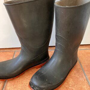Black Wellie boots